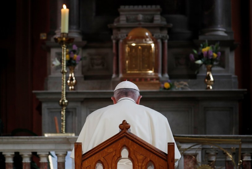 Irlandia: Papież modlił się za ofiary pedofilii w prokatedrze Najświętszej Maryi Panny w Dublinie /STEFANO RELLANDINI  /AFP