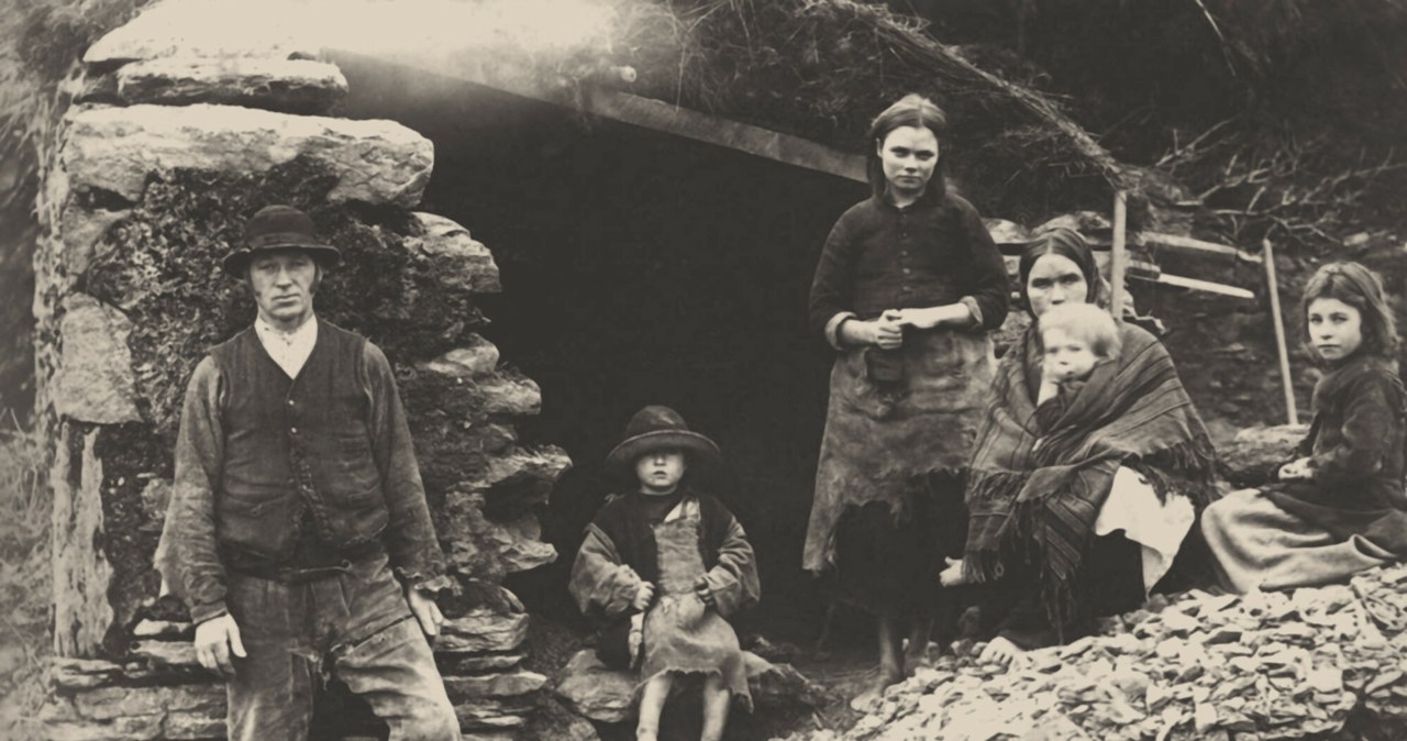 Irlandzka rodzina w ruinach swojego domu w Killarney, 1888 /Image State Fine Art Images arch /East News