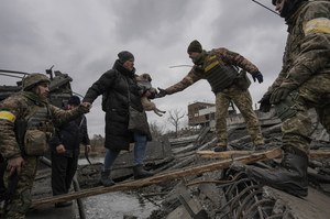 Irpień: rosyjski pocisk trafił w gazociąg. Cywile uciekają mimo bombardowań
