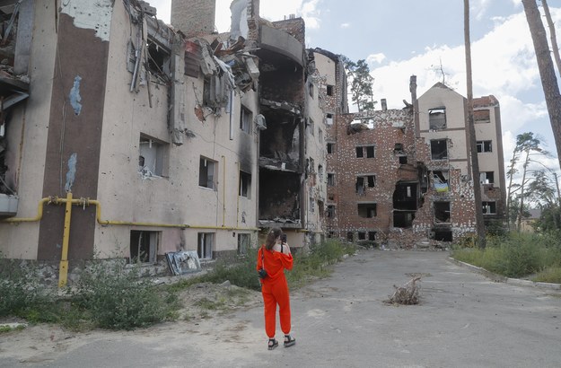 Irpień w obwodzie kijowskim zniszczony w rosyjskich ostrzałach. /SERGEY DOLZHENKO /PAP/EPA