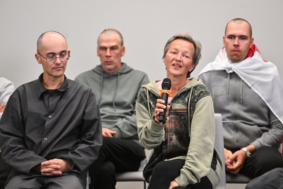 Iryna Slaunikava wśród uwolnionych białoruskich więźniów politycznych podczas konferencji prasowej z udziałem Swietłany Cichanouskiej w Wilnie /PAP
