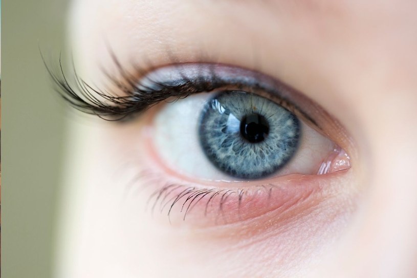 Irytujące drganie powieki. Czy jest powodem do niepokoju o swoje zdrowie?