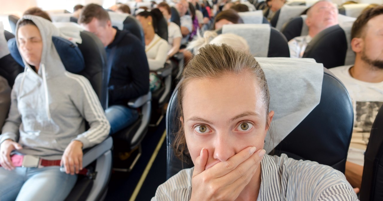 Irytujące nawyki pasażerów mogą uprzykrzyć nam życie /123RF/PICSEL