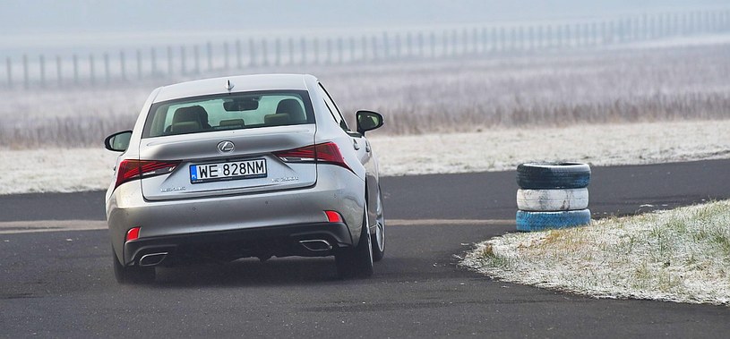 IS w zakrętach zachowuje się niemal neutralnie. Na suchej jezdni, mimo 245 KM, nie daje się wprowadzić w nadsterowność za pomocą samego gazu. /Motor