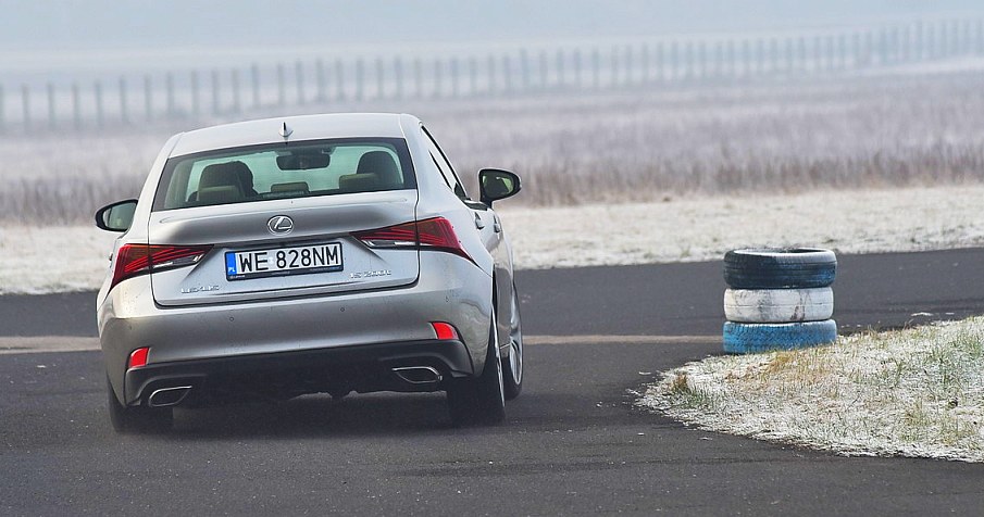 IS w zakrętach zachowuje się niemal neutralnie. Na suchej jezdni, mimo 245 KM, nie daje się wprowadzić w nadsterowność za pomocą samego gazu. /Motor