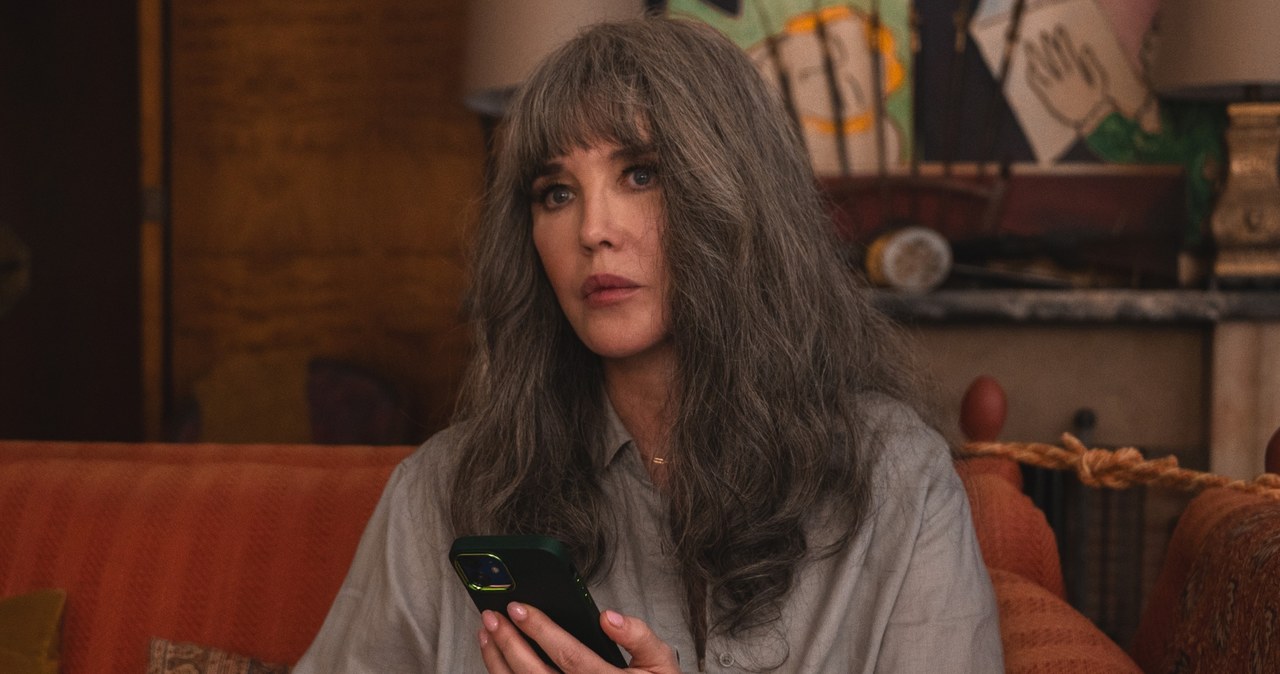 Isabelle Adjani w serialu "W mroku słońca" /Marie Genin /Netflix