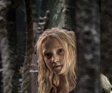 Isabelle Allen w scenie z filmu "Les Miserables: Nędznicy"