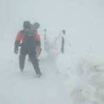 "Iście polarne warunki" na Śnieżce. Goprowcy musieli ratować trójkę turystów