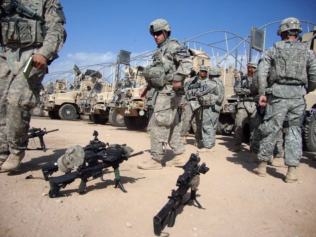 ISIS mogło użyć broni chemicznej przeciwko żołnierzom USA w Iraku (na zdjęciu archiwalnym: amerykańscy żołnierze w bazie w mieście Al-Hilla) /KHIDER ABBAS /PAP/EPA