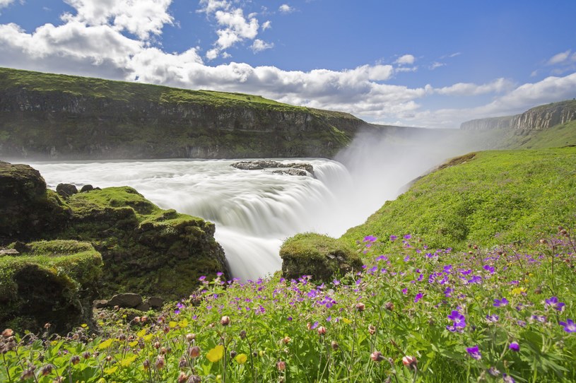 Islandia słynie z dziewiczych wodospadów i wód geotermalnych /Arterra /Getty Images