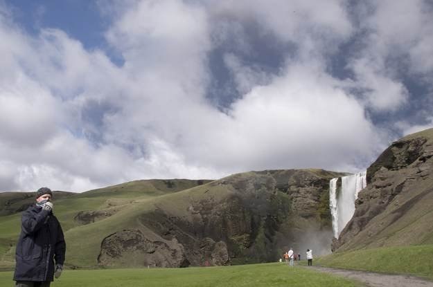 Islandia, w tle wulkan Eyjafjoell. Na razie kojarzymy Islandię tylko z tym /AFP