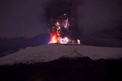 Islandia: Wulkan wciąż aktywny, ale pióropusz popiołów niższy