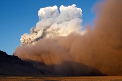 Islandia: Wulkan wciąż aktywny, ale pióropusz popiołów niższy