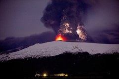 Islandia: Wulkan wciąż aktywny, ale pióropusz popiołów niższy