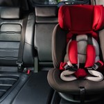 Isofix czy pasy. Jak bezpiecznie zamontować fotelik w aucie?