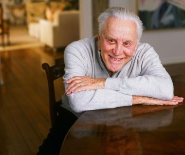 Issur Daniłowicz Demski, bo tak właściwie nazywa się Kirk Douglas, urodził się 9 grudnia 1916 roku w Nowym Jorku. Pochodził z biednej rodziny rosyjskich żydów, którzy wyemigrowali do Stanów Zjednoczonych.

Na zdjęciu - Kirk Douglas w swoim domu w Beverly Hills w 2003 roku. 