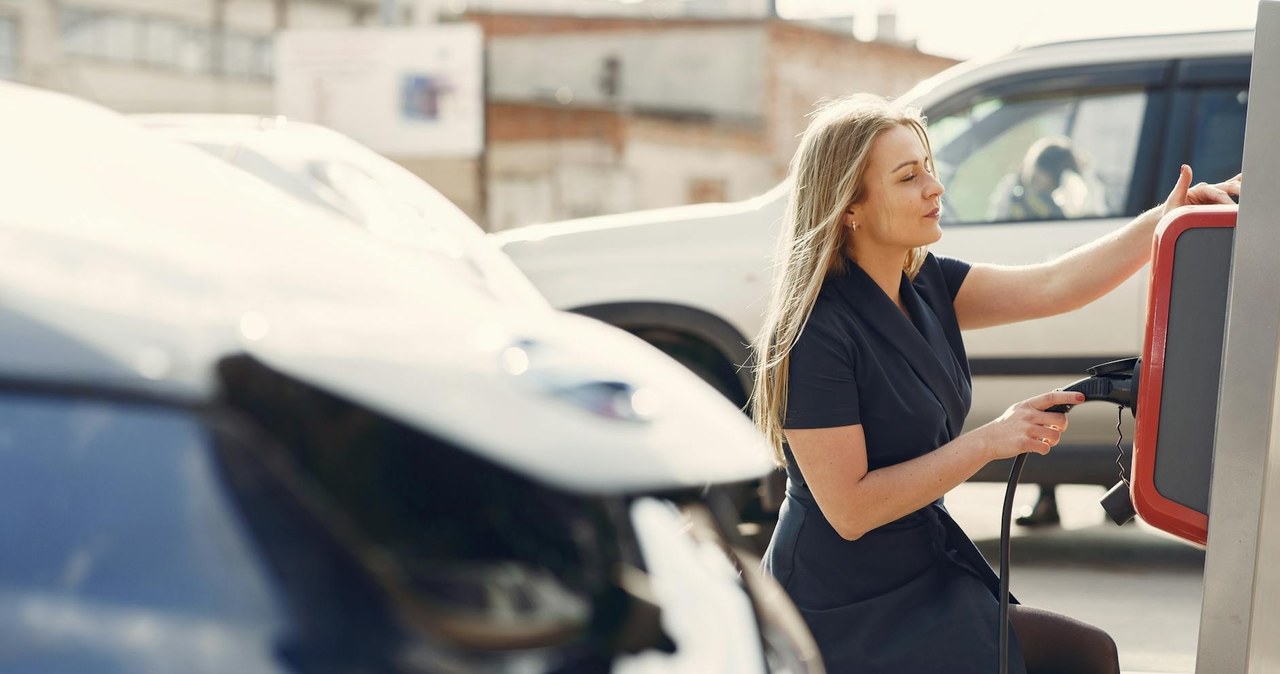 Istnieją trzy główne typy stacji ładowania samochodów elektrycznych: ładowarki szybkie (DC), ładowarki wolne (AC) oraz ładowarki domowe /materiały promocyjne