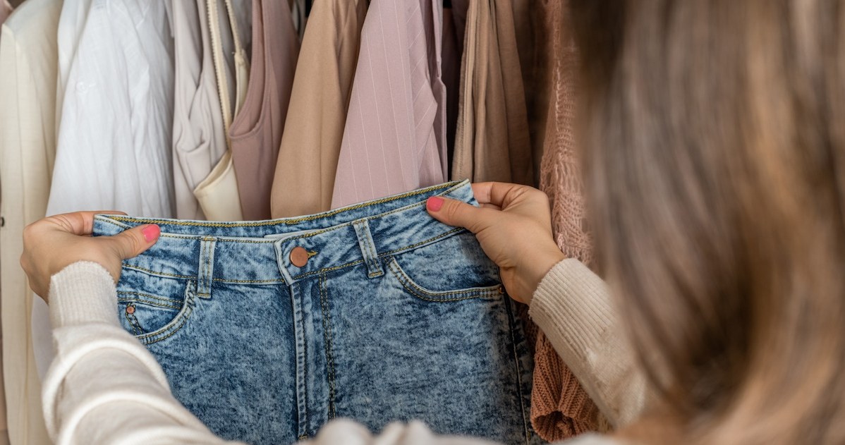 Istnieje sposób, by optycznie wydłużyć i wysmuklić nogi. Wystarczy dobrać odpowiedni krój spodni. /123RF/PICSEL