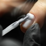 dłonie Italian manicure optycznie wysmukla dłonie. Zrobisz go sama w domu