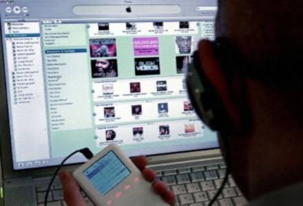 iTunes - ten sklep dał początek cyfrowej rewolucji, która wybuchnie w następnej dekadzie /AFP