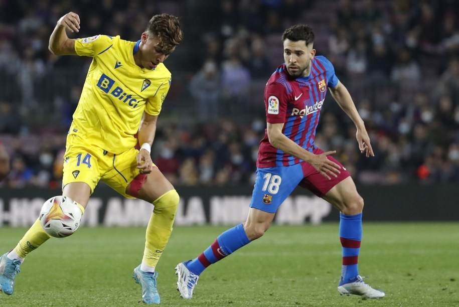 Ivan Alejo (Cadiz CF) i Jordi Alba (Barcelona) /ANDREU DALMAU /PAP/EPA