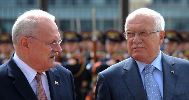 Ivan Gasparovic (L), prezydent Slowacji i Vaclav Klaus (P), prezydent Czech /AFP