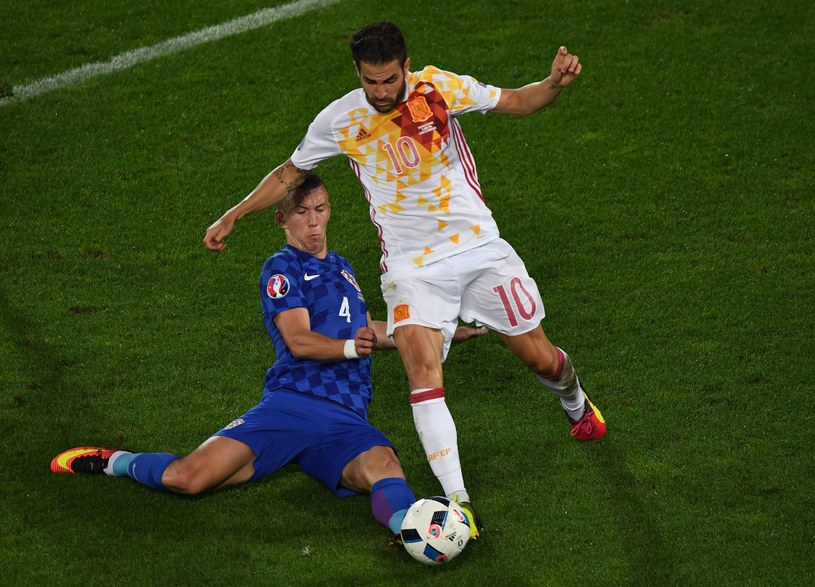 Ivan Periszić podczas Euro 2016 walczy o piłkę z Ceskiem Fabregasem /AFP