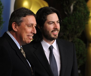 Ivan Reitman nie powiedział jeszcze ostatniego słowa - przygotowuje się właśnie do realizacji sequela kultowego filmu "Bliźniacy" z 1988 roku. W obrazie zatytułowanym "Triplets" ("Trojaczki") do gwiazd oryginalnego filmu - Arnolda Schwarzeneggera i Danny’ego DeVito - dołączy Tracy Morgan.

Kiedy podejmie jednak decyzję o przejściu na emeryturę, wie, że wychował godnego następcę. Syn legendarnego twórcy - Jason Reitman (P) - dał się poznać jako utalentowany reżyser, którego kinowa widownia kojarzy m.in. dzięki "Juno", "W chmurach" czy "Tully".


 