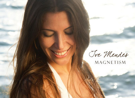 Ive Mendes na okładce płyty "Magnetism" /