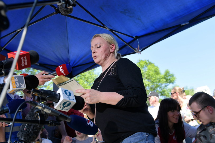 Iwona Hartwich podczas konferencji prasowej przed budynkiem Sejmu / 	Marcin Obara  /PAP
