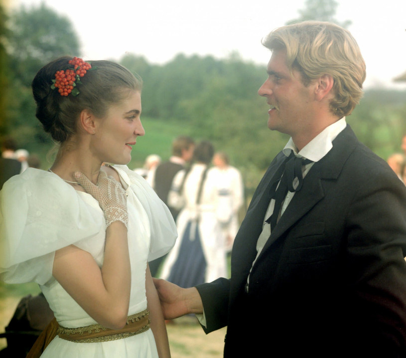 Iwona Katarzyna Pawlak i Adam Marjański w filmie "Nad Niemnem" (1987) /INPLUS /East News