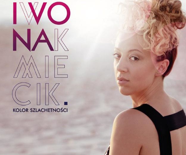Iwona Kmiecik na okładce albumu "Kolor szlachetności" /