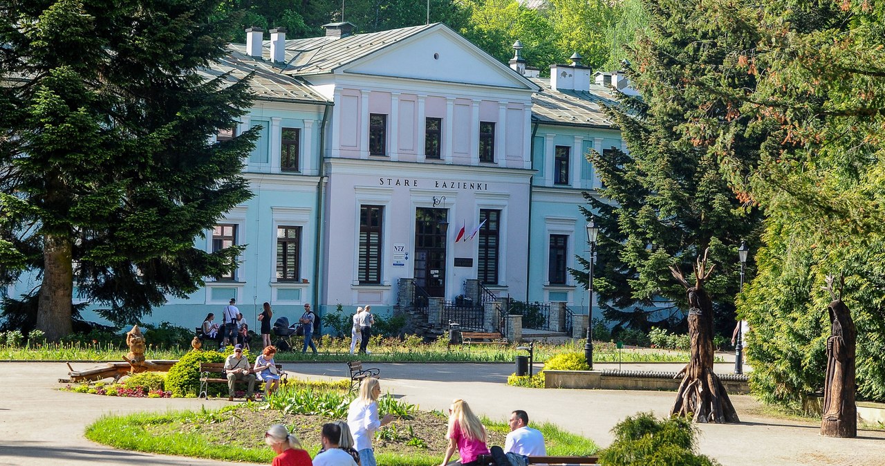 Iwonicz-Zdrój to urokliwe uzdrowisko w województwie podkarpackim. Za co uwielbiają je turyści i kuracjusze? /East News