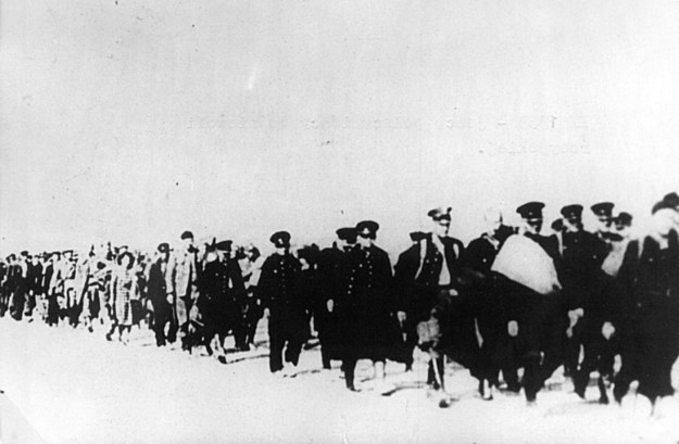 IX 1939 - jeńcy polscy idący do niewoli rosyjskiej /CAF /PAP