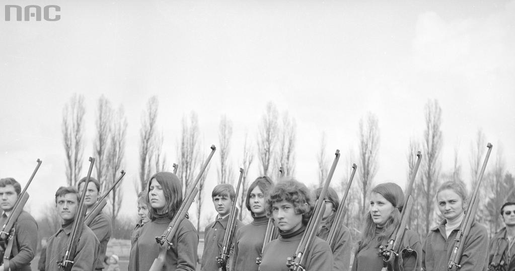 IX centralne zawody modeli latających Ligi Obrony Kraju w Gorzowie Wielkopolskim. Grupa młodzieży z karabinami, 1970 /Z archiwum Narodowego Archiwum Cyfrowego