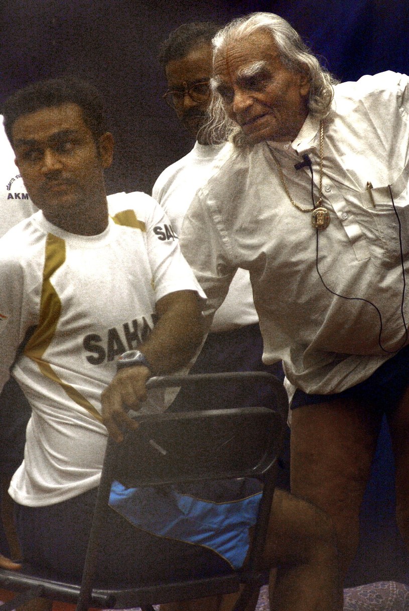 Iyengar prowadzi zajęcia dla sportowców, rok 2003 /AFP