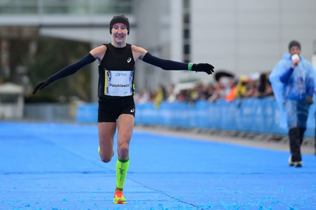 Izabela Paszkiewicz na mecie poznańskiego maratonu. /	Jakub Kaczmarczyk   /PAP