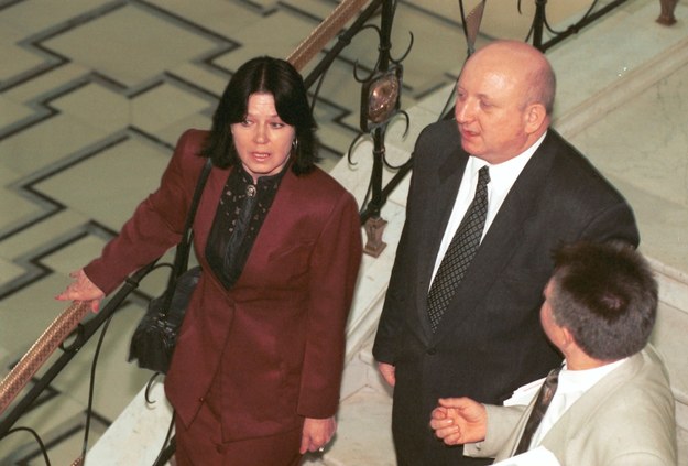Izabela Sierakowska i Józef Oleksy w Sejmie na zdj. z 1995 r. /Wojciech Stein  /PAP