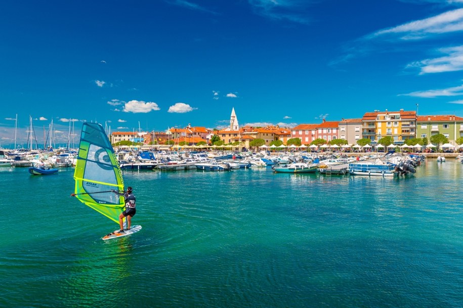 Izola przyciąga fanów sportów wodnych /Shutterstock