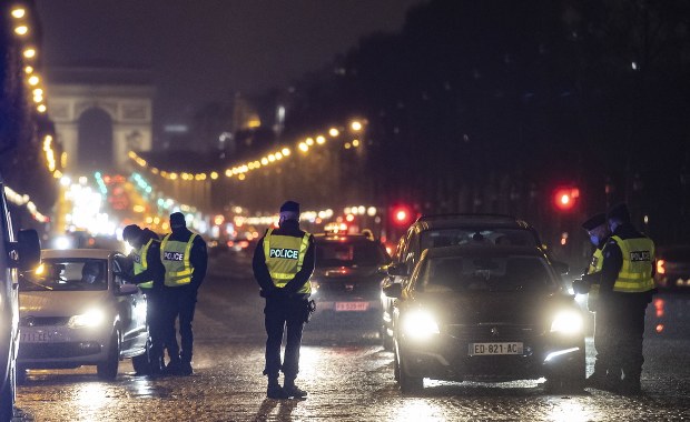 Izolacja na słowo honoru? Kontrowersyjne rozwiązanie we Francji