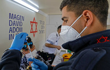 Izrael. Ekspert mówi czwartej dawce szczepionki 