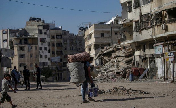 Izrael już nie atakuje? To "operacje obronne" 