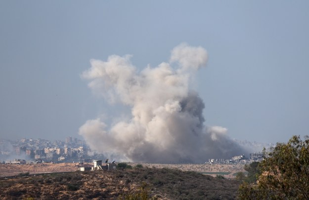 Izrael o poranku zaczął ataki na Strefę Gazy /ATEF SAFADI  /PAP/EPA