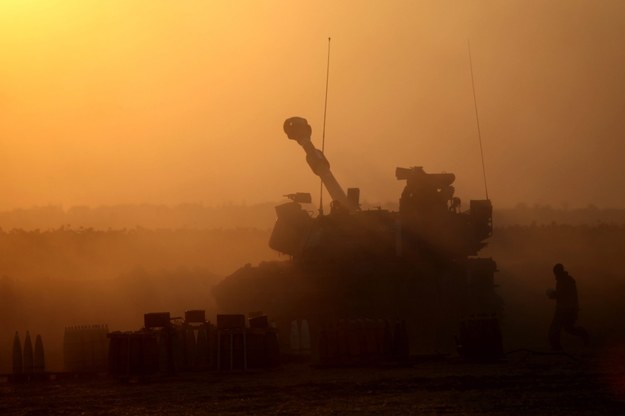 Izrael ostrzeliwuje Strefę Gazy /ABIR SULTAN /PAP/EPA