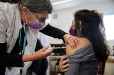 Izrael: Pół miliona obywateli przyjęło trzecią dawkę szczepionki 