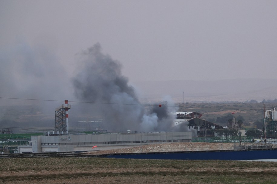 Izrael. Pożar w fabryce w pobliżu miasta Beer Szewa /ATEF SAFADI  /PAP/EPA