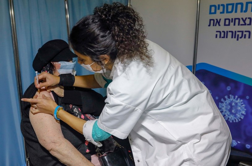 Izrael rozpoczął szczepienie osób w wieku powyżej 45 lat /AHMAD GHARABLI /AFP