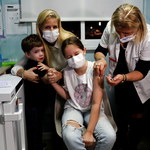 Izrael rozważa czwartą dawkę szczepionki. Jako ochronę przed piątą falą
