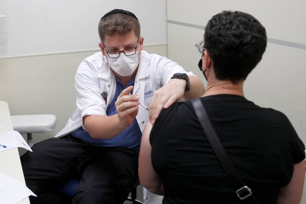 Izrael:  Rządowi eksperci odradzają podawanie czwartej dawki szczepionki przeciwko Covid-19 /ATEF SAFADI  /PAP/EPA