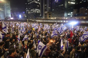 Izrael tonie w protestach. Minister obrony ostrzega: To zagraża państwu 